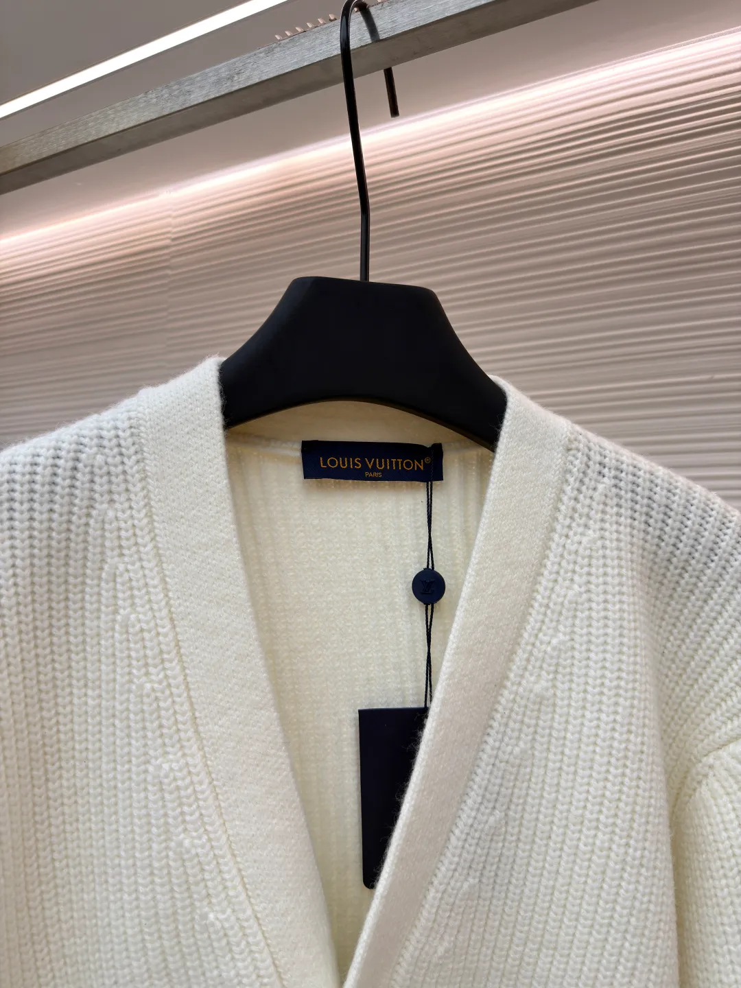 LOUIS VUITTON Ski Series Graphic single-breasted cardigan V-neck sweater ●Original version: Purchased and developed by 15699 ●Item number: 1681681-B90 ●Fabric: wool blended fabric ●Technology: knitted intarsia production ●Color: off-white ●Version: fitted version ●Weight: about 900 grams ●Size: XS-S-M-L ●Description: This sheep wool cardigan is embellished with eye-catching logo patterns, large size LV Letters and Monogram flowers overlap on the lower body and sleeves, creating a snowflake-like scene. The elegant intarsia knit uses contrasting stitching and contrasts with a wide ribbed base for a three-dimensional effect. Perfect for après skiing and a relaxing night out. The overall wiring is straight and delicate, the fabric is comfortable and soft, and the color is consistent without color difference. It can be matched with the same style to create a fashionable look and control various occasions. Customized accessories, complete with three standards, same style for men and women!